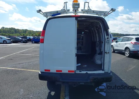 2017 Chevrolet Express 2500 Work Van z USA, uszkodzony, nr VIN 1GCWGAFFXH1277638